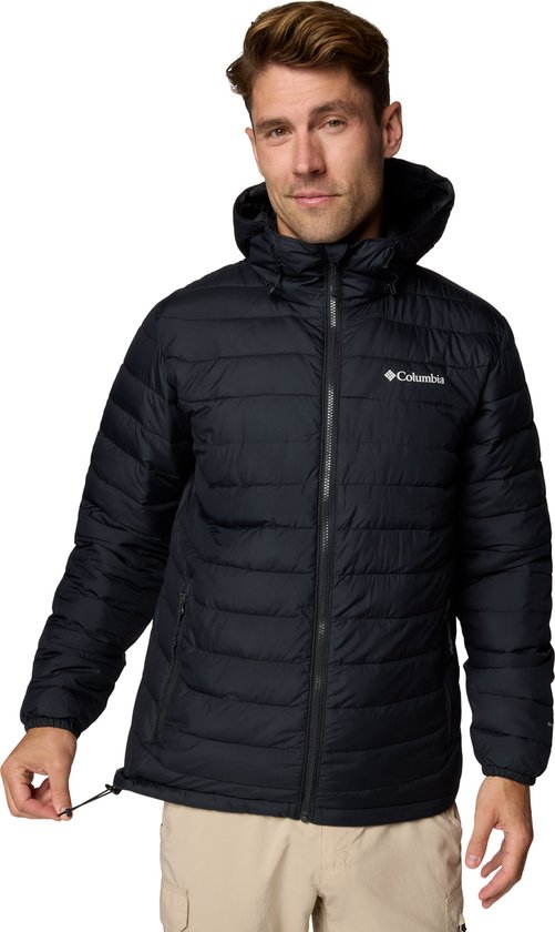 Man in zwart Columbia outdoorjack met capuchon, trekt aan het koord aan de zoom.