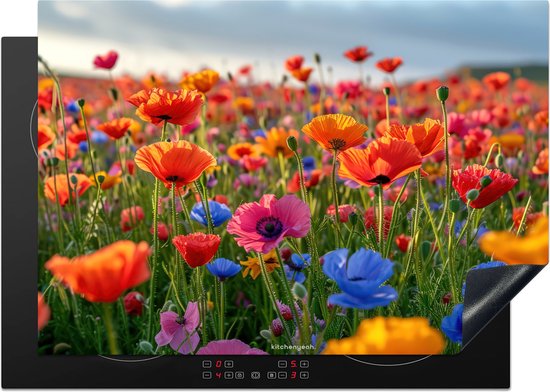Een kookplaatafdekking met een veld vol rode, oranje, roze en blauwe klaprozen, geplaatst op een zwarte inductiekookplaat.