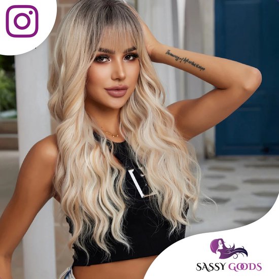 Model met lang, golvend, blond en grijs pruikhaar, met pony, op een lichte achtergrond.