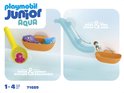 Verpakking met badspeelgoed: links uitleg met figuurtje op glijbaan. Rechts, gele schep met rode octopus, oranje bakje met vis en haai.