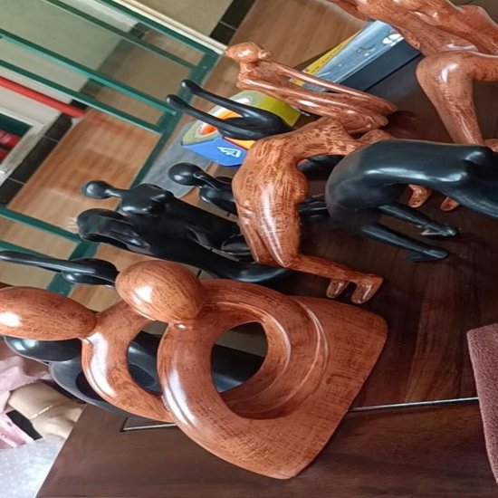 Yoga oefeningen, Yoga-posities - - kleurrijke meubelen, wanddecoraties en glasobjecten