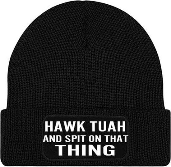 Zwarte beanie met witte tekst: HAWK TUAH AND SPIT ON THAT THING