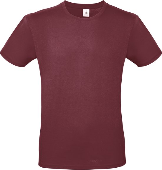 Vooraanzicht van een bordeauxrood T-shirt met B&C label in de nek.