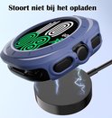 Donkerblauwe smartwatch case op een draadloze oplader, met een wijzerplaat die 10:08 aangeeft.