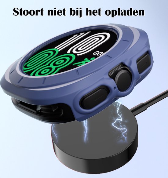 Donkerblauwe smartwatch case op een draadloze oplader, met een wijzerplaat die 10:08 aangeeft.