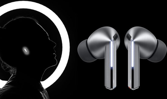 Zilverkleurige Samsung Galaxy Buds3 Pro met lichtgevende stelen, naast een profiel van een hoofd.