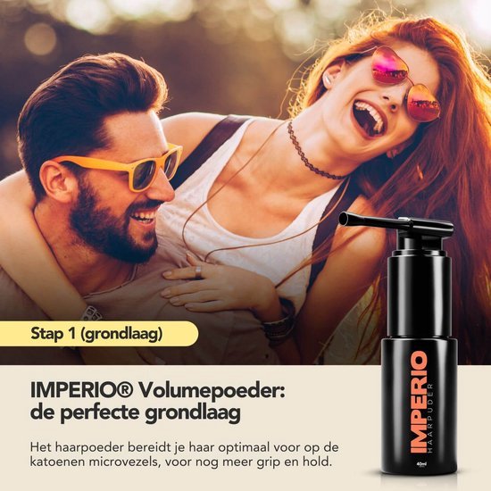 Vrolijk lachend stel in de buitenlucht. Man met zonnebril en baard, vrouw met zonnebril en lange rode haren. Naast hen een IMPERIO haarpoeder applicateur. Stap 1 (grondlaag).