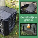 Collage: Zwarte compostbak met een open deksel, iemand die het deurtje opent.