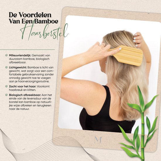 Vrouw met blonde haren borstelt haar haar met een bamboe peddelborstel. De borstel heeft een houten look.