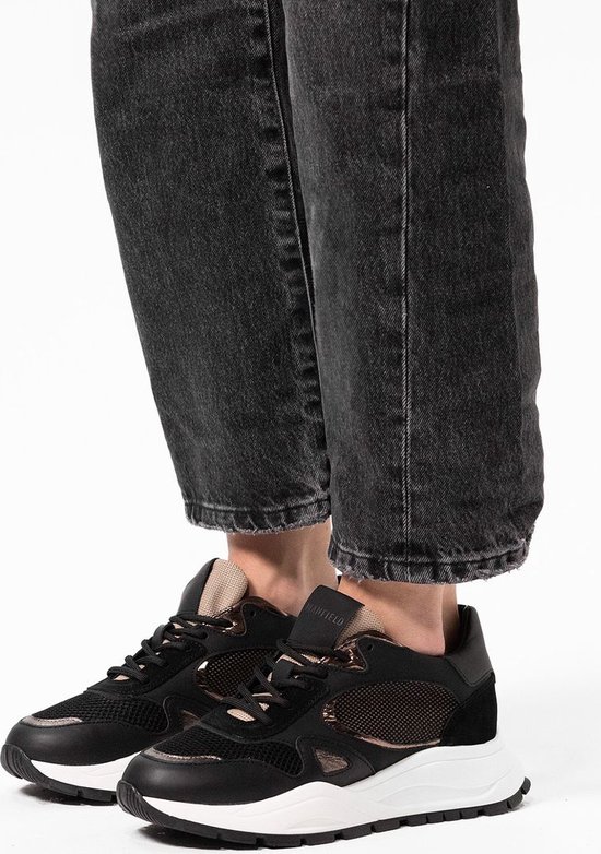 Manfield Dames Zwarte leren sneakers met mesh details Maat