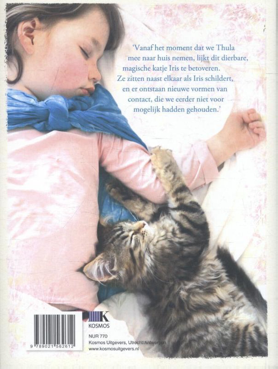 Een slapend meisje met een blauwe sjaal, naast een getijgerde kat.
