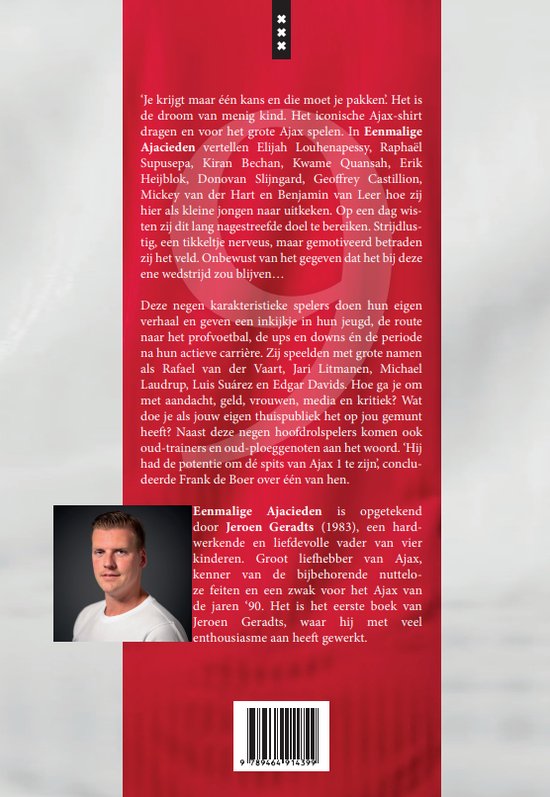 Boek met rode achtergrond en foto van een man. Bevat tekst over Ajax-spelers.