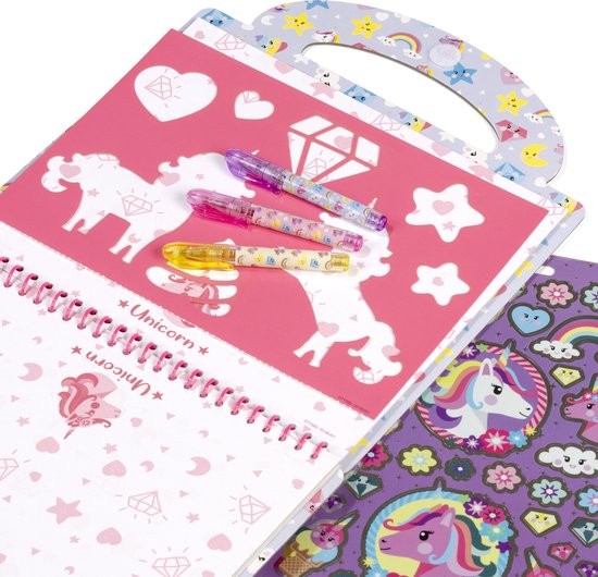 Un livre d'activités créatives Licorne ouvert avec des licornes scintillantes et trois stylos gel, avec une feuille d'autocollants.