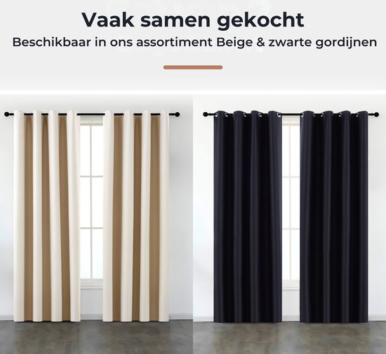 Twee neutrale gordijnen, één beige en één zwart, voor een raam.