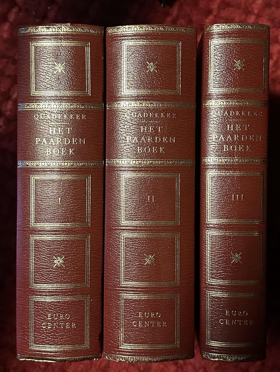 Trois livres en cuir rouge avec inscriptions dorées : 'Het paardenboek', volumes I, II, III. Couverture par Quadekker, Euro Center.