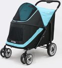 Schuine vooraanzicht van een zwarte hondenbuggy met lichtblauwe accenten. Gaaspanelen en logo's zichtbaar.