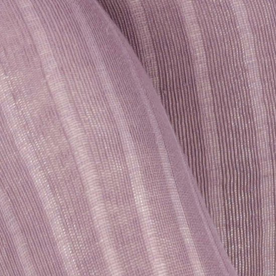Detail van paarse panty stof met fijne verticale ribbels.