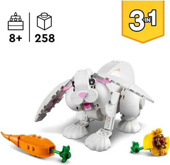 Un lapin LEGO blanc avec de longues oreilles et une carotte.