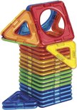 Een toren van veelkleurige magnetische bouwstenen, voornamelijk vierkanten en driehoeken.