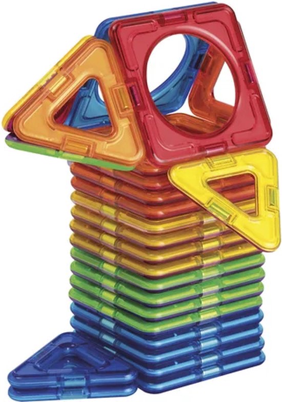 Een toren van veelkleurige magnetische bouwstenen, voornamelijk vierkanten en driehoeken.
