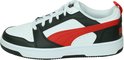 Zijaanzicht van een witte Puma sneaker met zwarte en rode accenten, Puma-strepen en rode lus.
