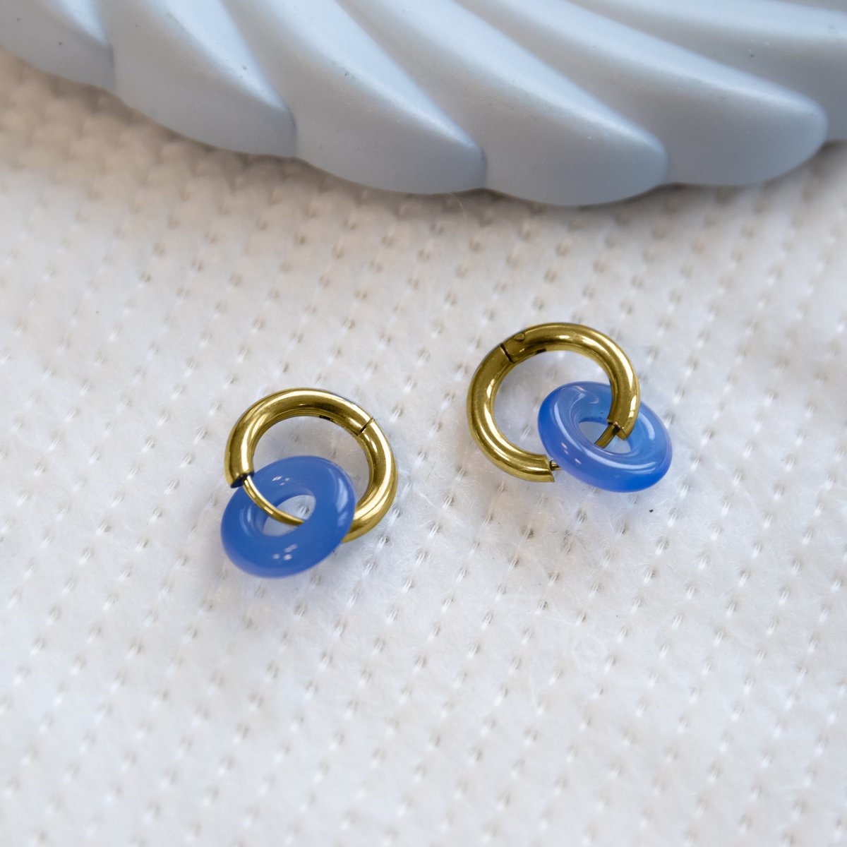 Di Lusso oorringen stainless steel 18k gouden plating met blauw agaat