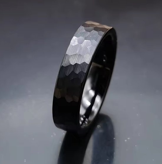 Zijkant van een zwarte ring met gehamerd patroon.