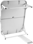 Omgekeerde, zilverkleurige campingtafel met de poten deels uitgeklapt.