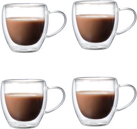 Quatre tasses en verre double paroi avec anse, chacune remplie de café au lait.