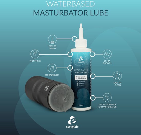 Grijze masturbator en fles EasyGlide Toy Cleaner. Annotaties: Easy to insert, Not sticky, PH-Balanced, Extra smooth, Easy to clean.