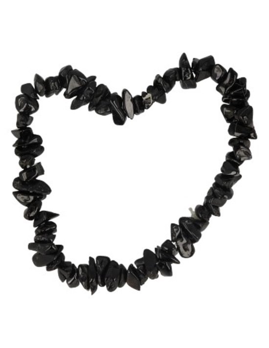 Een hartvormig armbandje van ruwe, zwarte toermalijn split. De edelstenen hebben een glanzend, zwart oppervlak.