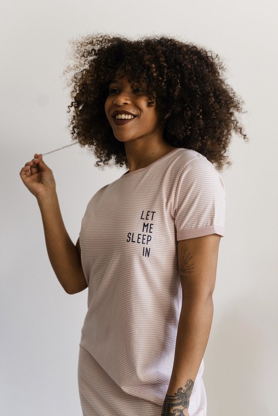 Roze gestreept nachthemd met korte mouwen. Het tekst 'LET ME SLEEP IN' staat op de linkerborst. Model speelt met haar.