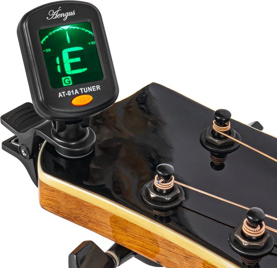 Zwarte tuner met clip, bevestigd aan de kop van een gitaar, met groen scherm waarop 'E' en 'AT-01A TUNER' staat.