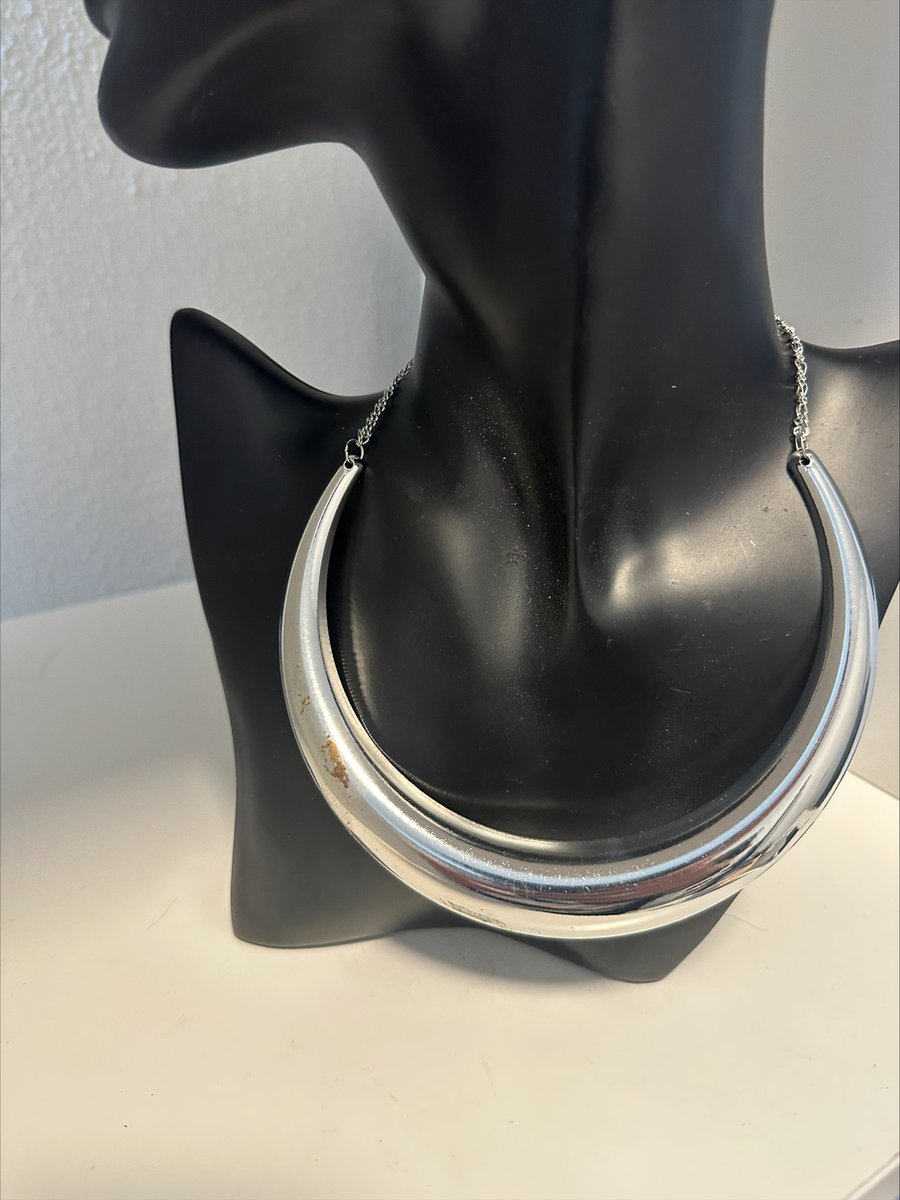 Eenvoudige zilverkleurige kraag chocker | Make up | Parfum | Moederdag | Verjaardagscadeau| Cadeautje| Valentijnsdag| Kado | sieraden | vaderdag | oorbellen | oorsieraden