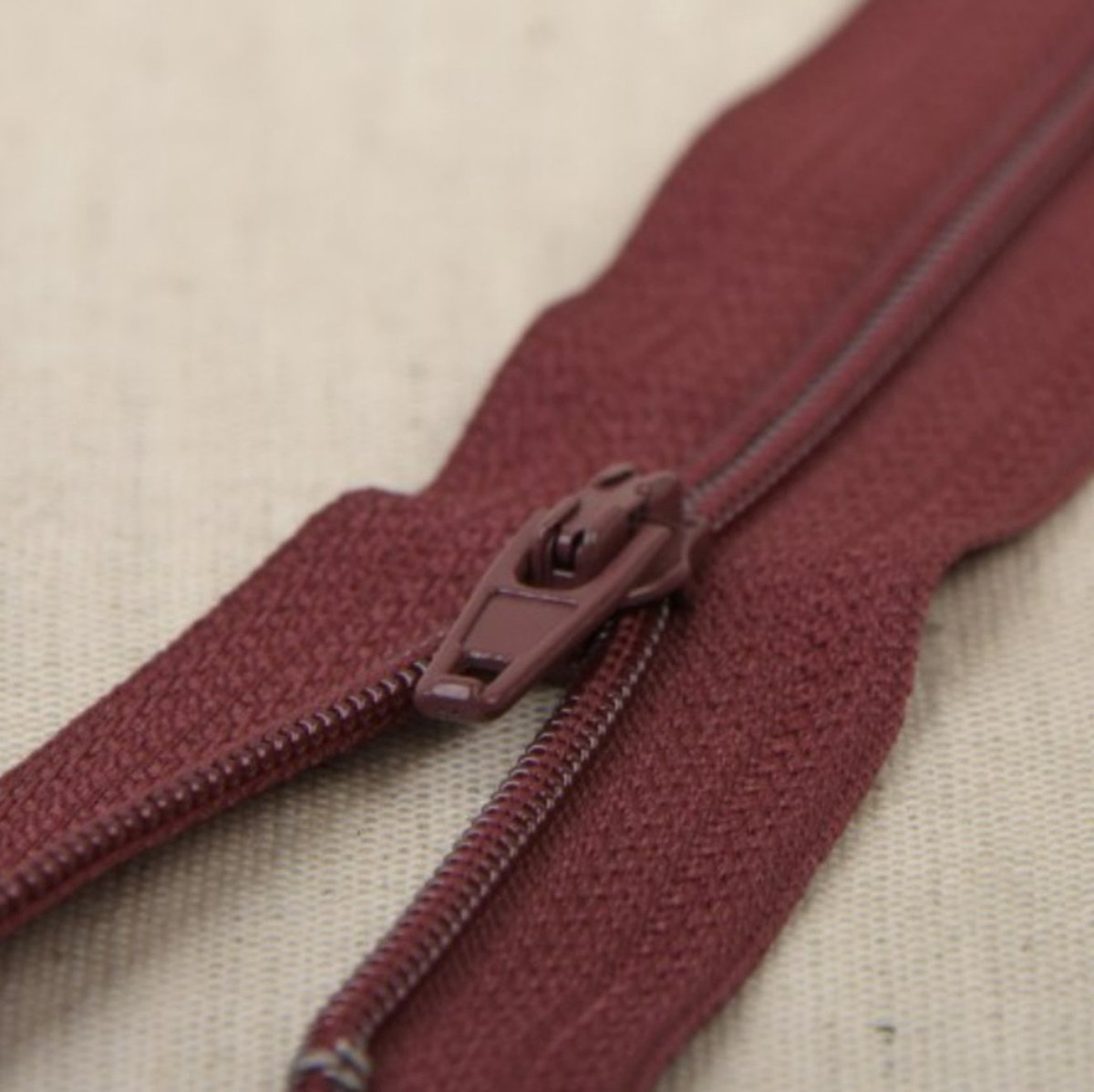 Fijne rits polyester bordeaux 15cm - niet-deelbaar stevige rits