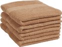 Une pile de cinq serviettes brun clair.