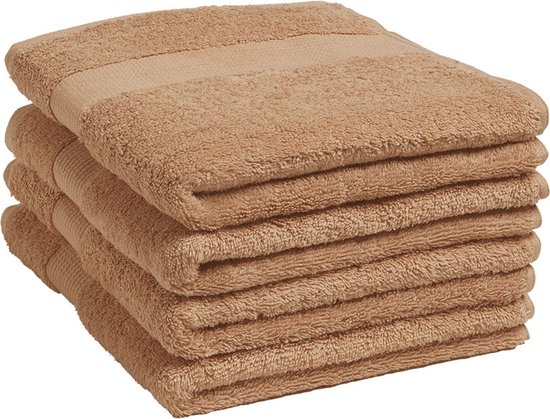 Une pile de cinq serviettes brun clair.