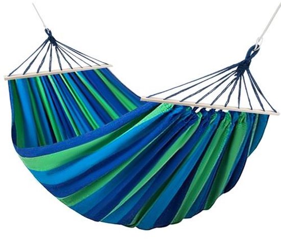 Hangmat met blauwe en groene strepen, vastgezet met houten spreidstokken en touwen.
