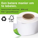 Een rol witte etiketten met recycling- en FSC-logo's, waarvan één label met groene plant.