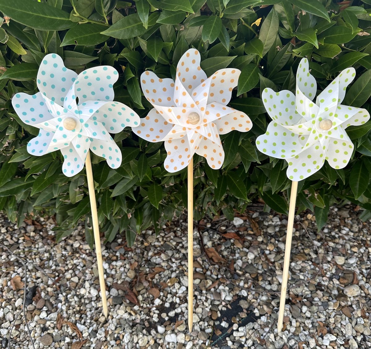 Impuls Set van 3 windmolens kunststof+houten steker wit + stipjes motief- meerkleurig dia 17 cm x hoogte 48 cm Tuinaccessoires tuinstekers