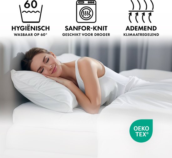 Een vrouw slaapt vredig op een wit bed. Iconen: 60 graden wasbaar, Sanfor-Knit geschikt voor droger, ademend klimaatregulerend. OEKO-TEX gecertificeerd.