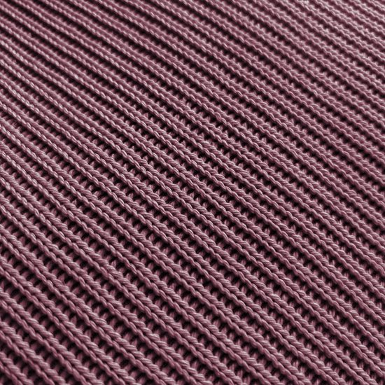 Close-up van oudroze gebreide stof met fijne ribbelstructuur.