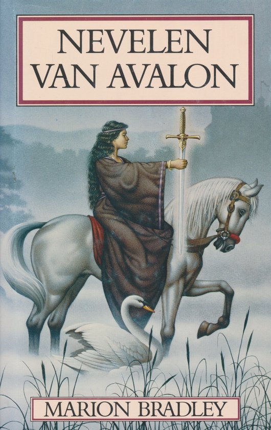 Een vrouw in een bruine jurk rijdt op een wit paard met een zwaard. Een zwaan ligt op de voorgrond. Titel: Nevelen Van Avalon.
