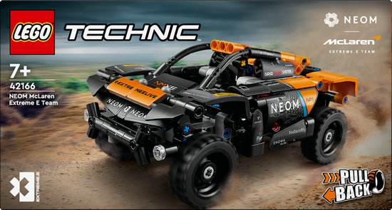 Doos van LEGO Technic 42166 NEOM McLaren Extreme E Team. De auto is zwart met oranje accenten en heeft 'Pull Back'-aandrijving.