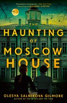 De cover van 'The Haunting of Moscow House' toont een groot, groen, oud gebouw met twee vrouwen aan de voorkant, kijkend naar het huis onder een volle maan.