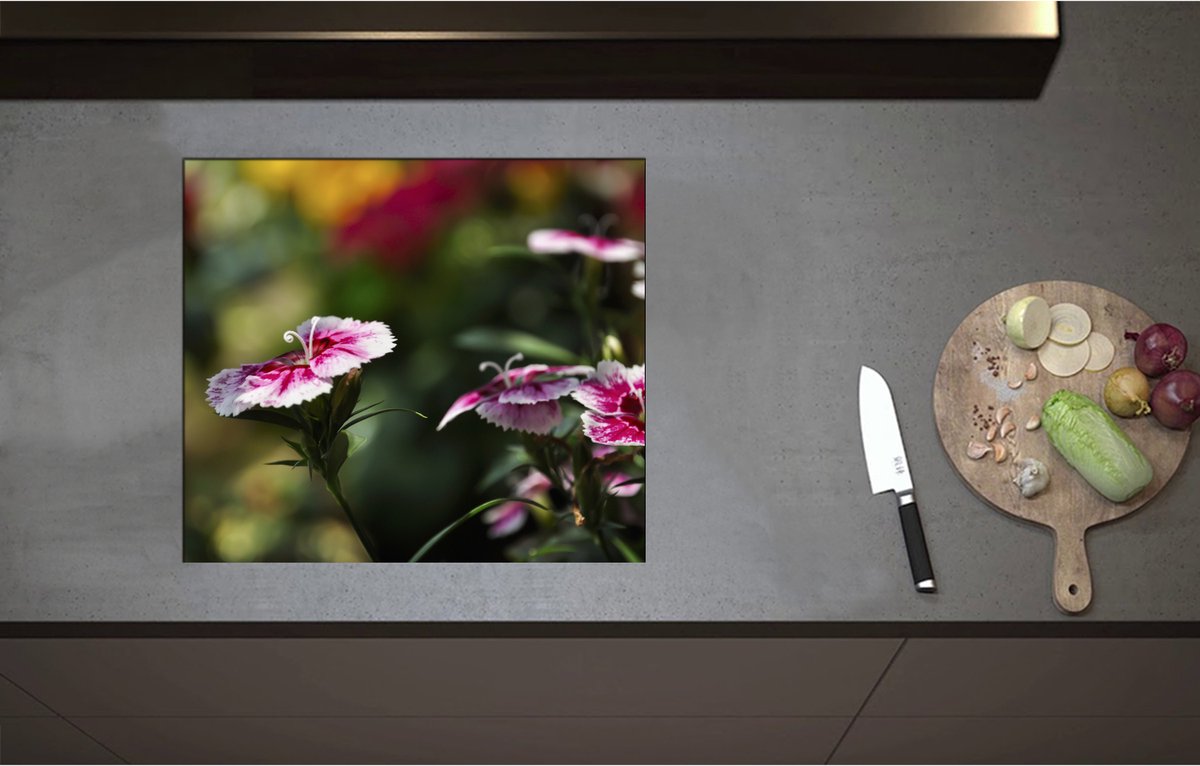 Inductieplaat Beschermer - Chinese Anjer Bloemen in het Veld - 58x51 cm - 2 mm Dik - Inductie Beschermer - Bescherming Inductiekookplaat - Kookplaat Beschermer van Zwart Vinyl