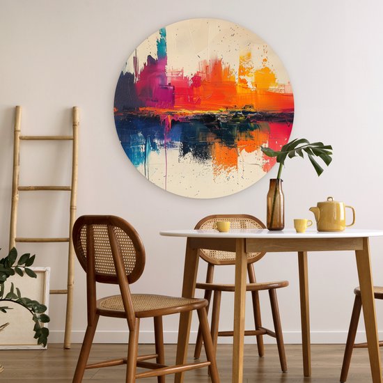 Abstracte ronde muurcirkel met levendige kleuren zoals fuchsia, oranje en geel, tegen een crèmekleurige achtergrond met donkere reflecties.