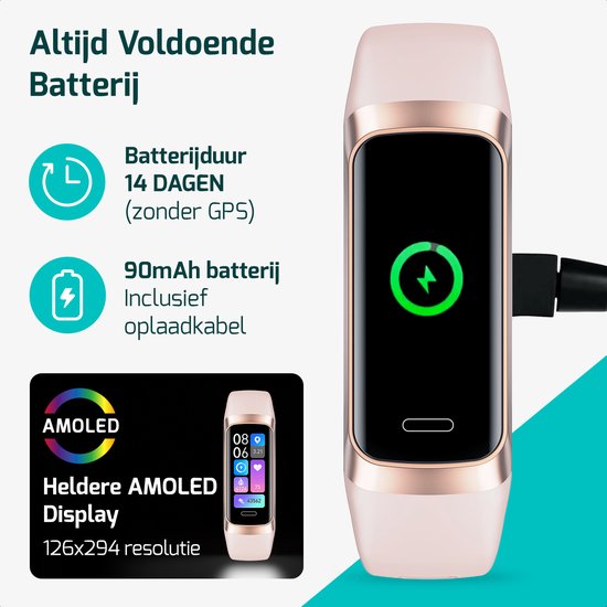 Roze activity tracker met een oplaadkabel en een display dat een opladend batterij-icoon toont.