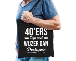 40ers zijn veel wijzer dan dertigers cadeau tas zwart voor heren cadeau / verjaardag katoenen tas zwart voor heren - 40 jaar - kado tas / tasje / shopper