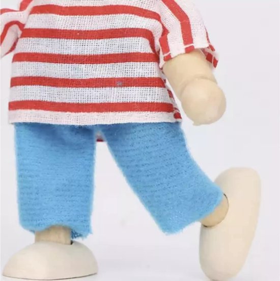 Detail van een houten pop met rood-wit gestreepte trui en lichtblauwe broek.